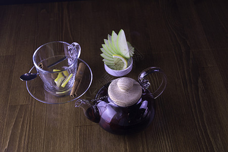 玻璃茶壶杯和柠檬棕色桌 橙子 香气 茶点 蜂蜜 加热图片