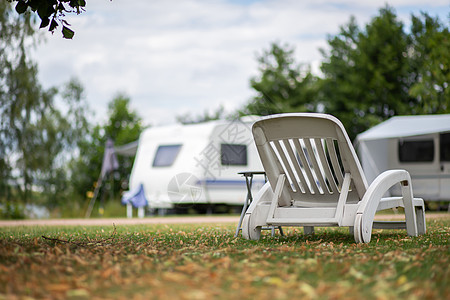 白色甲板椅在野营的草地上图片
