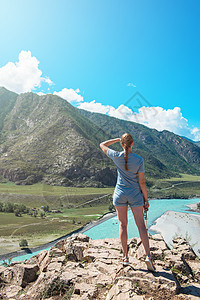 女性在手机上自拍 西伯利亚 阿尔泰 闲暇 笑 假期 晴天图片