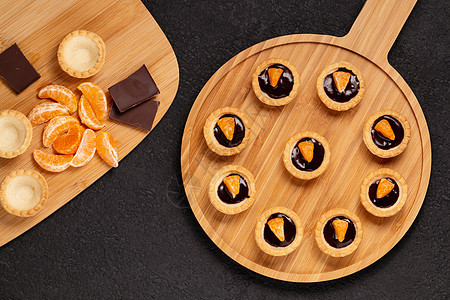 甜甜的薄饼 巧克力和橘子片 在木制餐盘上供奉 顶端风景 蛋糕 服务背景图片