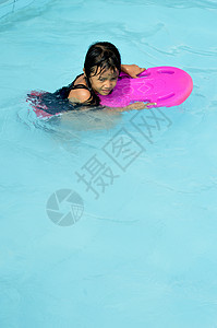 年青小女孩在游泳池里玩 快乐的 湿的 水下 喜悦 游泳者图片