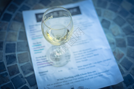 用一杯干白葡萄酒来品尝美酒的概念 并让我尝尝 布里斯托尔 笔记图片