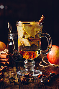 苹果搅拌饮料 丁香 温暖的 朗姆酒 水果 蜂蜜 苹果酒背景图片
