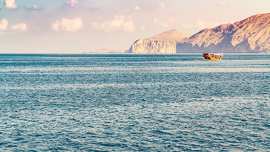 阿曼湾峡湾的海 游艇 岩石海岸; 巡航 山图片