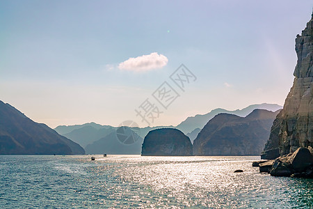 阿曼湾峡湾的海和岩石海岸 中东 山 阳光 地平线图片