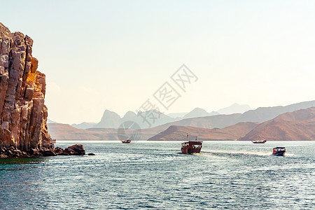 阿曼湾峡湾的海 游艇 岩石海岸; 悬崖 海岸线图片