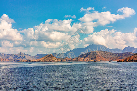 阿曼湾峡湾的海和岩石海岸 全景图景 海景 极光图片