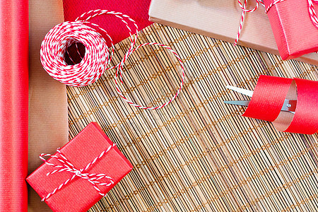 准备渡假   以红色和蜜蜂包装纸包装的礼品 庆典 假期图片