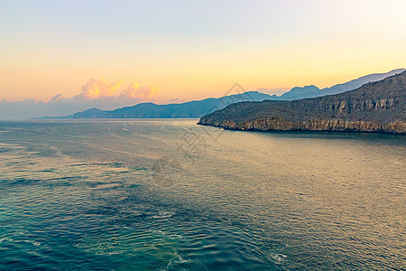 阿曼湾峡湾的海和岩石海岸 海景 美丽的 阳光 天际线图片