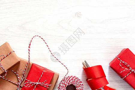 准备渡假   以红色和蜜蜂包装纸包装的礼品 传统 礼物盒图片