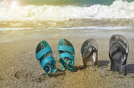 沙滩上两对翻滚拖鞋 热带假日概念 阳光图片