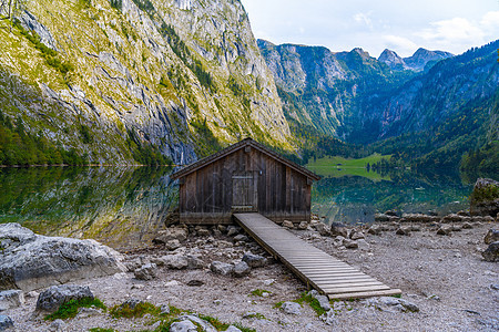 Obersee Koenigssee Konigsee Ber 湖上的木制老房子图片