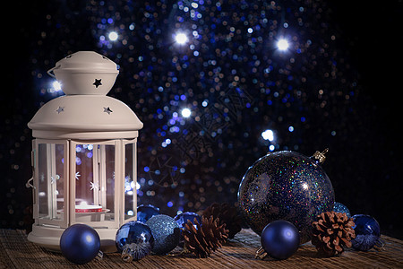 白色的灯笼 在圣诞树的背景上点着一根燃烧的蜡烛 灯火通明 美丽的圣诞节或新年背景图片
