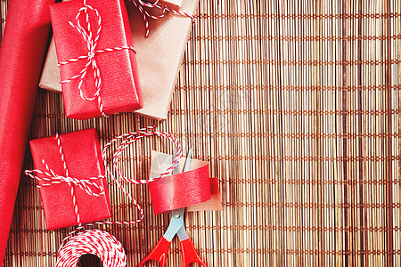 准备渡假   以红色和蜜蜂包装纸包装的礼品 手工制作的 展示图片