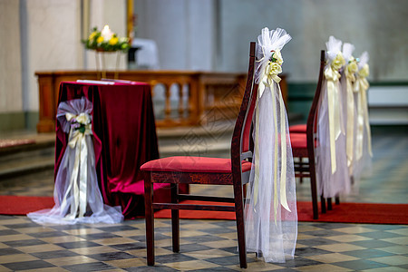 为婚礼仪式装饰的教堂 花束 新娘 婚姻 庆典 马夫图片
