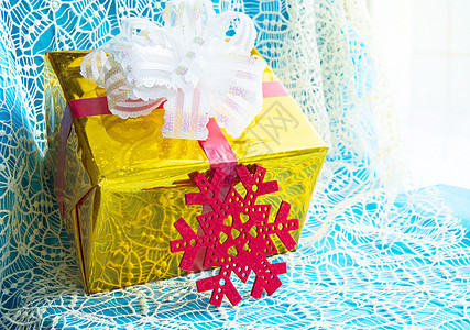 金箔包装礼盒和红色雪花美丽的蓝色圣诞背景 圣诞概念图片