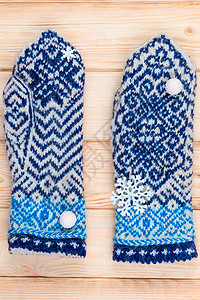 温暖的蓝色针织连指手套 带冬季图案 close u图片