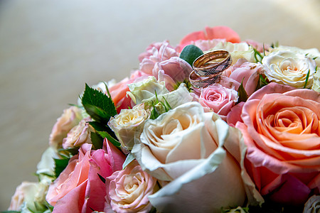 粉玫瑰盛满玫瑰和金婚戒指的新娘 庆典 夫妻 已婚 情人节背景