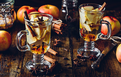 苹果搅拌饮料 朗姆酒 水果 温暖的 酒精 鸡尾酒 秋天 香料背景图片
