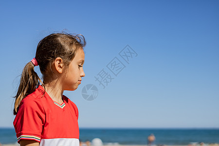 小女孩在海滩上摆姿势 孩子 乐趣 放松 晴天 天空图片