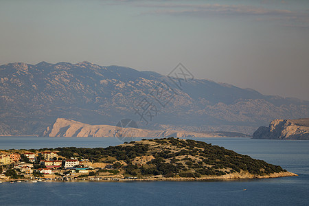 晚上在克罗地亚亚得里亚海的马特夏季海湾海岸 从山上查看图片