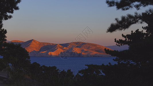 克罗地亚亚得里亚海的夏日海湾海岸 从山上查看 精彩的 船图片