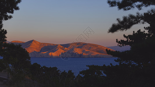 克罗地亚亚得里亚海的夏日海湾海岸 从山上查看 精彩的 船图片