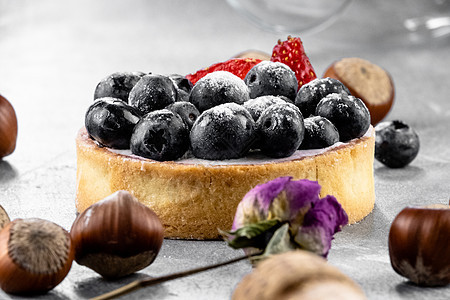 蓝莓草莓和草莓短饼 桌上有栗子 玫瑰和葡萄酒软木 海绵 浆果图片