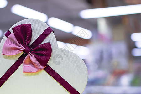 装上首弓的礼品箱 喜庆的 白色的 丝绸 圣诞节背景图片