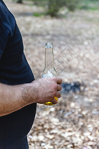 一个大肚子的男人 拿着一瓶啤酒的 健康 喝图片