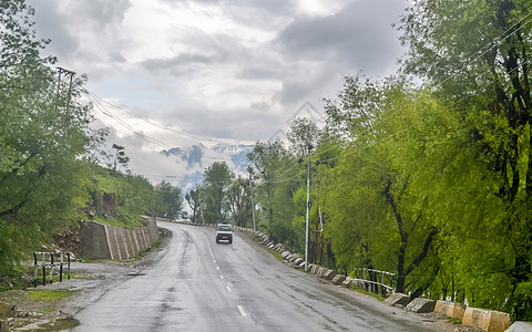 完美的柏油山路在阴雨天 上坡路通过 有反射和松树的车行道在喜马拉雅山 运输 在有雾的林地的空旷的高速公路 假期旅行图片