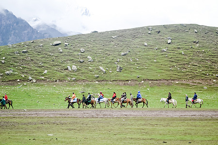 斯利那加克什米尔 2018 年 10 月-Gulmarg 的景观景观是查谟和克什米尔邦夏季一个受欢迎的山站目的地场景 在草地上载背景