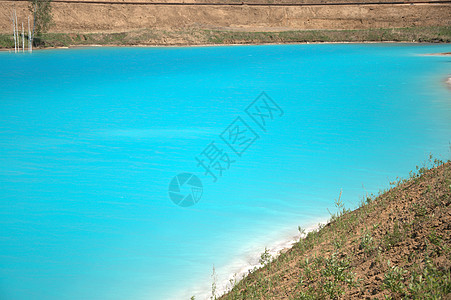 蓝湖环绕着无花森林 西伯利亚 俄罗斯西伯利亚 风景 夏天 蓝色的图片