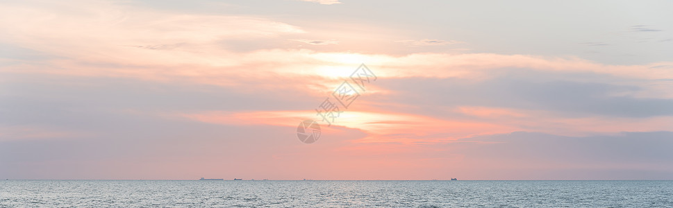 马来西亚梅拉卡海滩上和平的日落景象 全景 冲浪 海浪图片