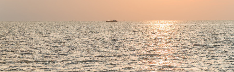 马来西亚梅拉卡海滩上和平的日落景象 全景 海岸 金的图片