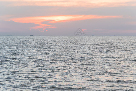 马来西亚梅拉卡海滩上和平日落的景象 热带 沿海图片