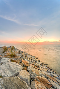 在梅拉卡 长堤断墙海岸线和水平日落 海滨 地平线图片