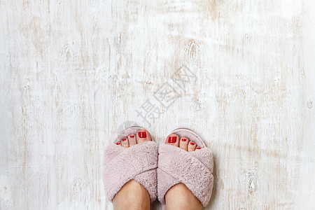 双脚和红指甲 在家庭毛毛 毛毛的粉红色拖鞋上 鞋类 凉鞋图片