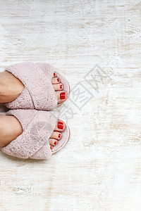 双脚和红指甲 在家庭毛毛 毛毛的粉红色拖鞋上 自拍 温暖的图片
