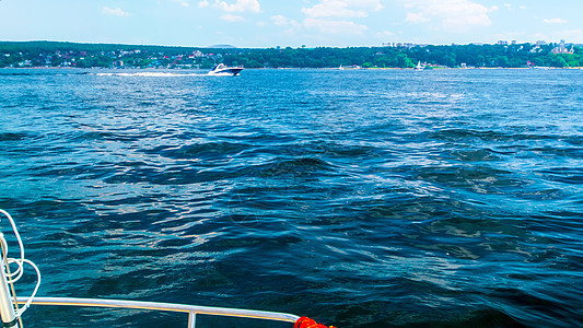 从游艇上观看的景象是夏季阳光日 甲板 航行图片
