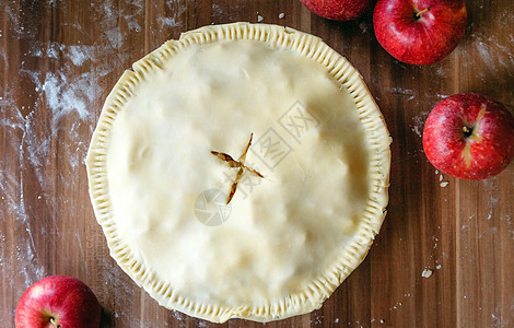 烹饪过程 在室内美洲苹果派 配有短结面糊 水果 甜的图片