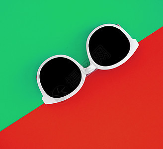 日光时尚的白色太阳墨镜 在明亮绿色和红色或绿色图片