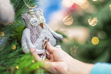 孩子们手握着圣诞树的装饰 新年玩具挂在圣诞树上 Xmas概念图片