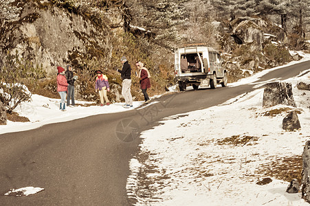 Leh Manali 公路  2018 年 12 月-汽车因降雪而暂停 旅游团游牧 Banjara 行人在寒假期间在多风雪雾图片