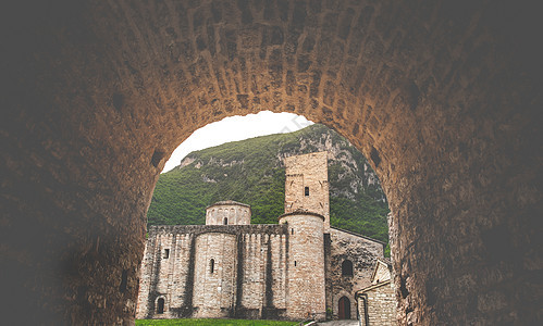 通往意大利安科纳-根加圣维托雷的基斯修道院图片