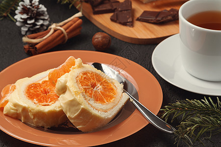 配奶油 橘子酱和圣诞装饰品的甜糖卷 锥体 圣诞节图片