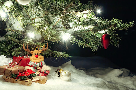 圣诞作文 — 雪中的圣诞树 礼物 玩具鹿和圣诞快乐和新年快乐的题词 复制空间 文本位置 盒子 假期图片