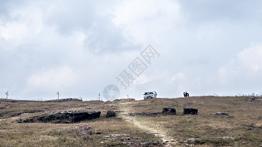 公路旅行旅程 草地和蓝天 清晨自驾假期 旅游车远远停靠 登顶绝景 风吹得清新 平静的气氛 和平安静的体验图片