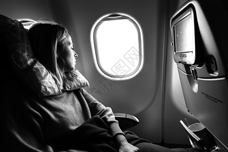 疲惫的金发休闲白种女士在乘飞机旅行时睡在座位上 飞机商业运输 民众 喷射图片