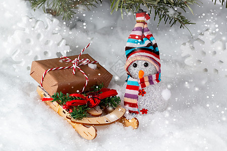 圣诞树下的圣诞作文 — 雪人 雪橇上装有礼物的盒子和其他装饰品 文字位置 复制空间 雪花 作品图片